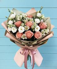 Букет цветов из:  Розы, Альстромерии и Лизиантусы #REPLACE_PRED# Гвардейском