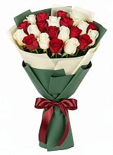 Букет Микс из красных и белых роз в Гвардейском