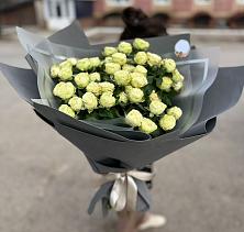 Букет Белые кустовые розы Солинеро в Гвардейском