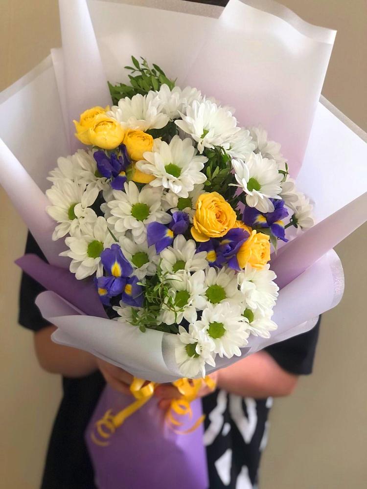 Букет цветов из: Ирисы, Хризантемы и Розы в Гвардейском