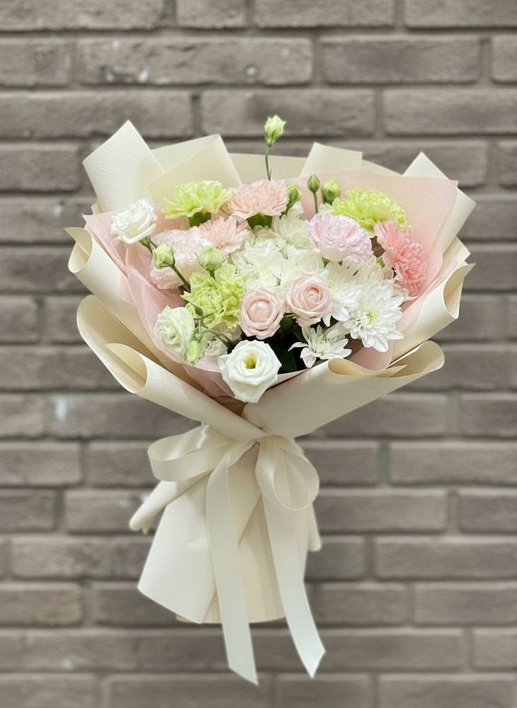 Букет цветов из: Гвоздики, Розы, Лизиантусы и Хризантемы в Гвардейском