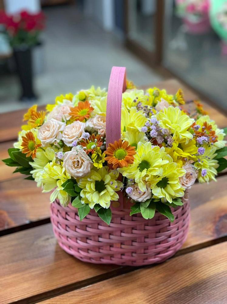 Цветочная композиция из Хризантемы и Розы в корзине в Гвардейском