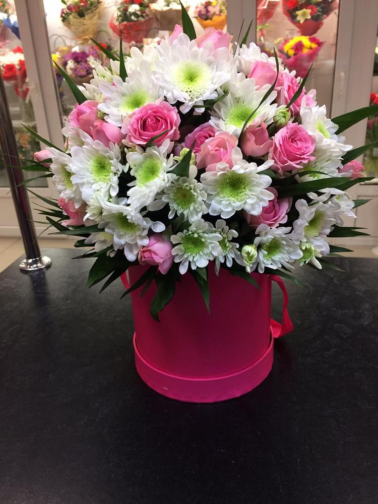 Цветочная композиция из Розы и Хризантемы в шляпной коробке в Гвардейском