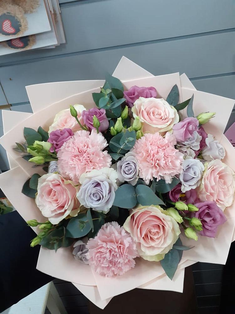 Букет цветов из: Розы, Гвоздики и Лизиантусы в Гвардейском